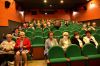 Studenci siedzą na sali kinowej